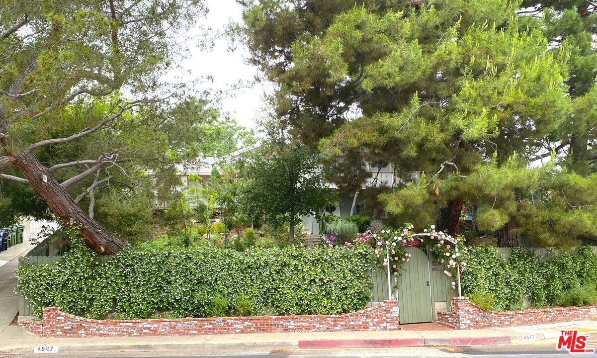Property Photo: 4947 Serrania Ave CA 91364