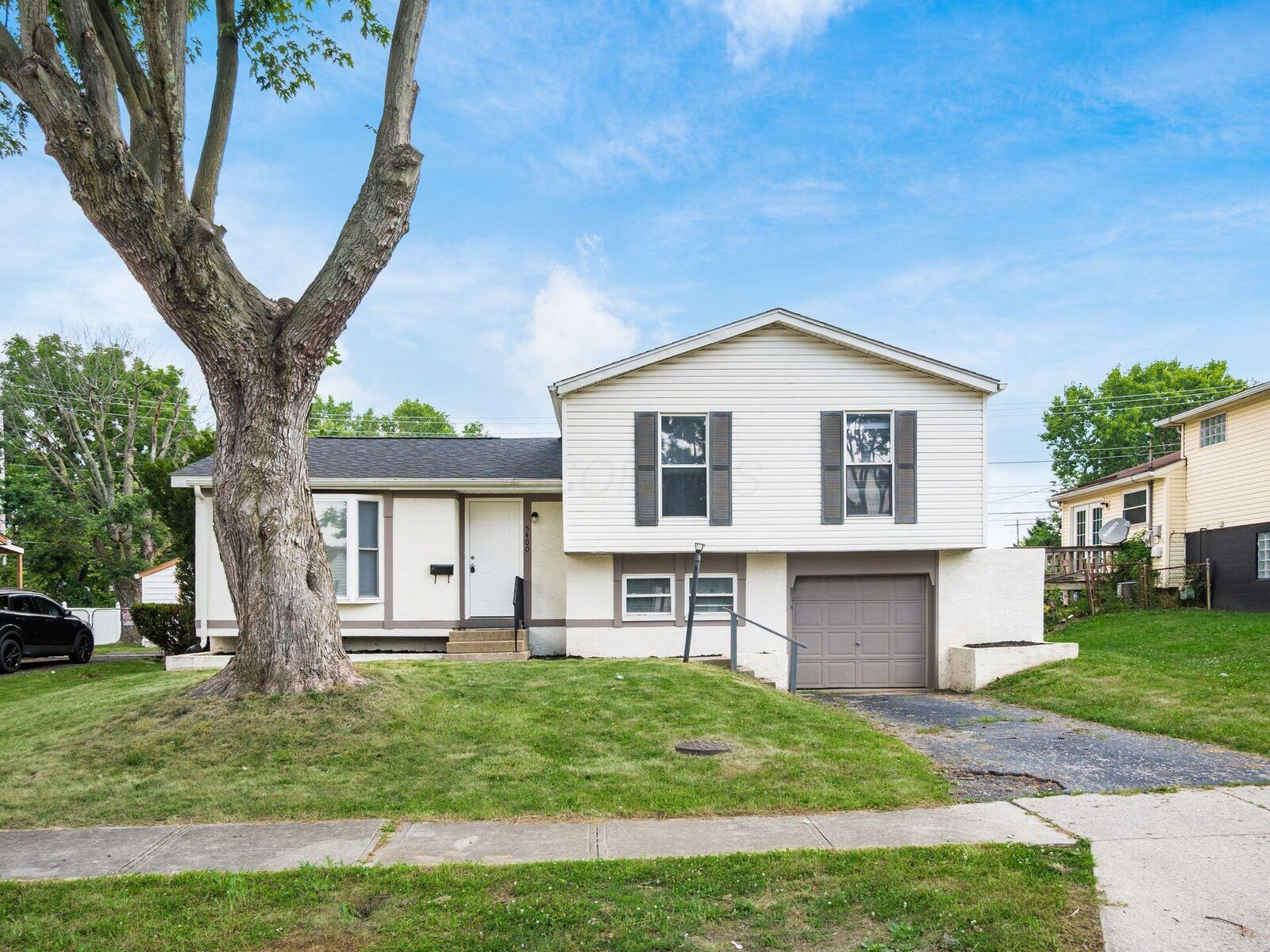 Property Photo:  5400 Wendover Drive  OH 43232 