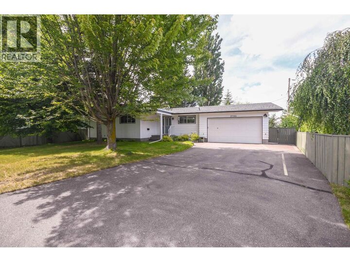 2746 Fairview Crescent — photo 1