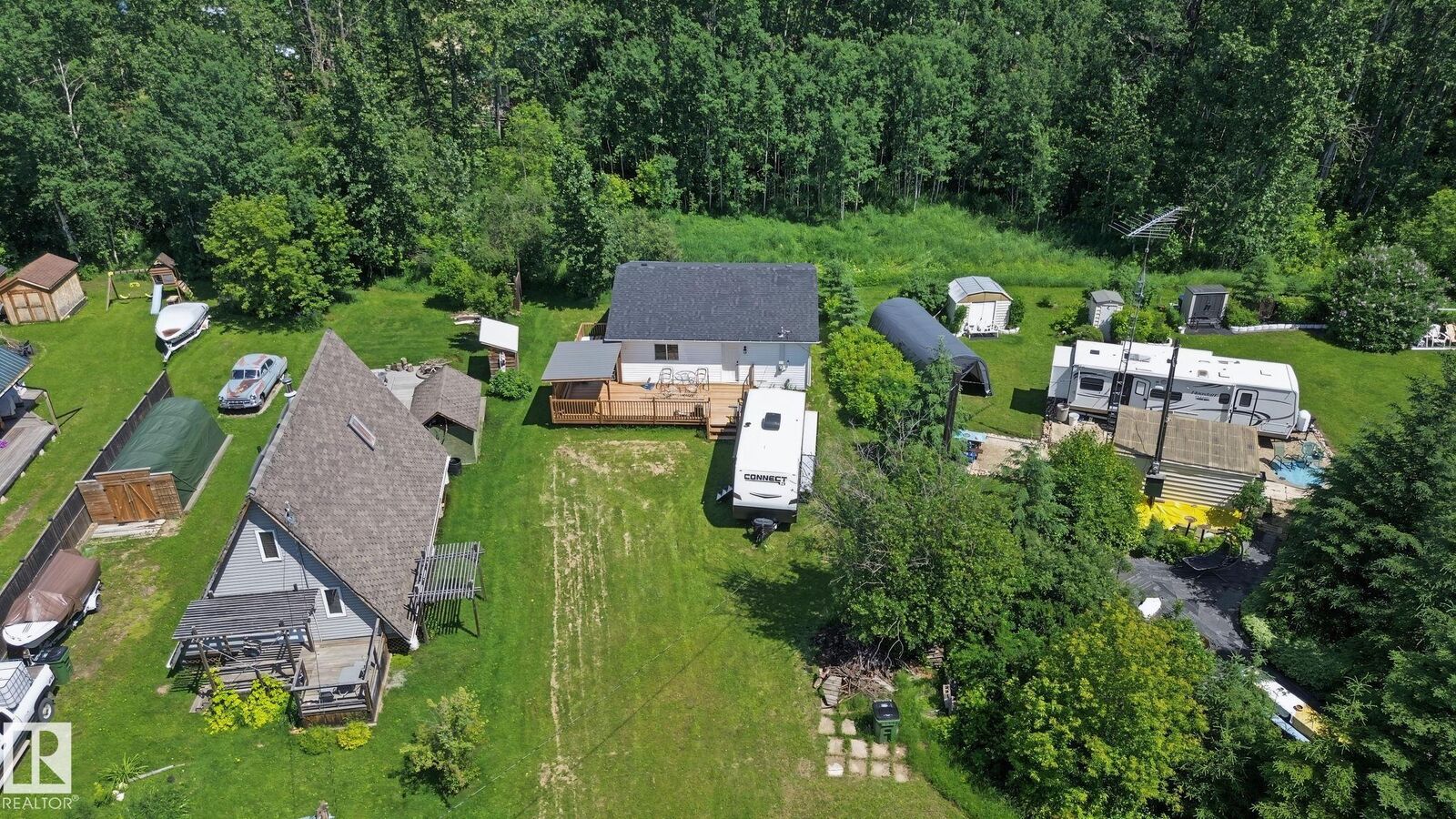 Property Photo: 21 Spruce Crescent AB T0E 0A0