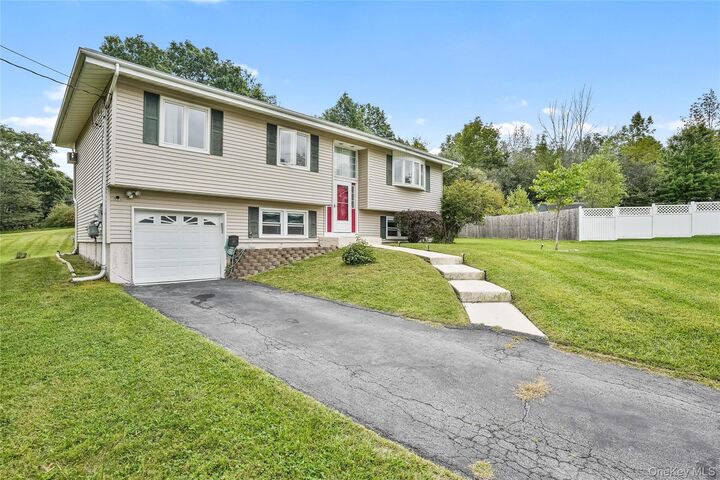 Property Photo:  5 Walnut Court  NY 10924 