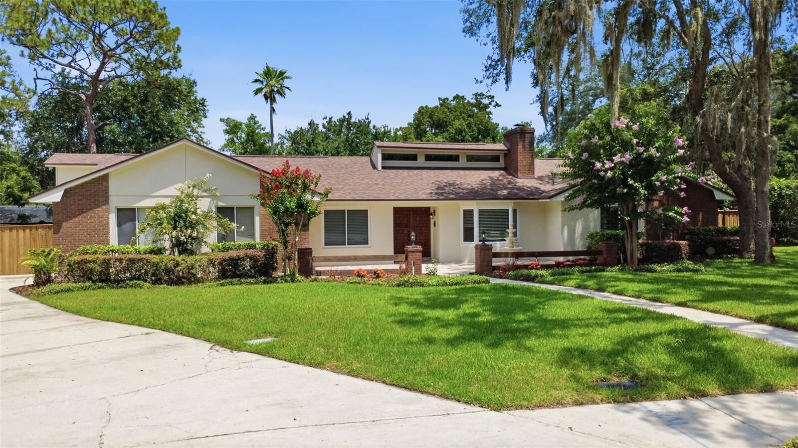 Property Photo: 210 W Ridgewood Court FL 32779