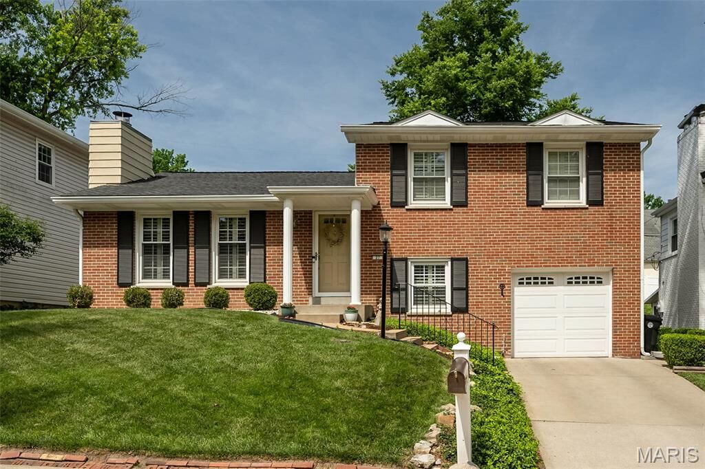 Property Photo: 27 Millbrook Lane MO 63122