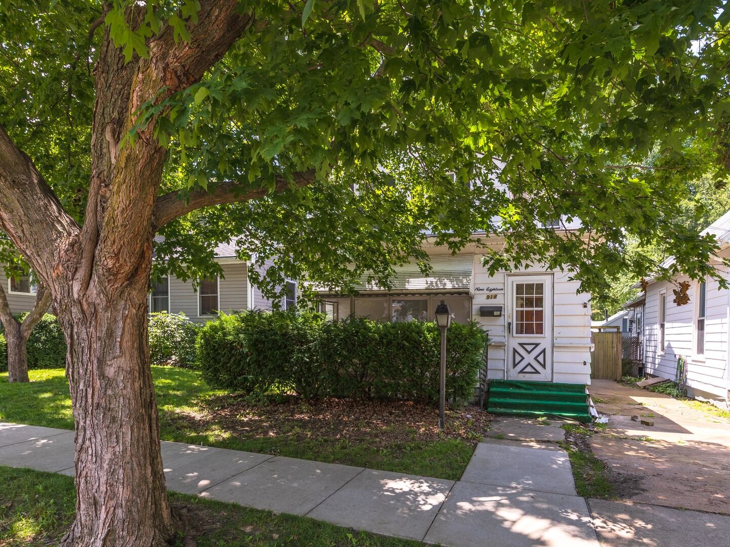 Property Photo:  918 N Oak Street  IL 61701 