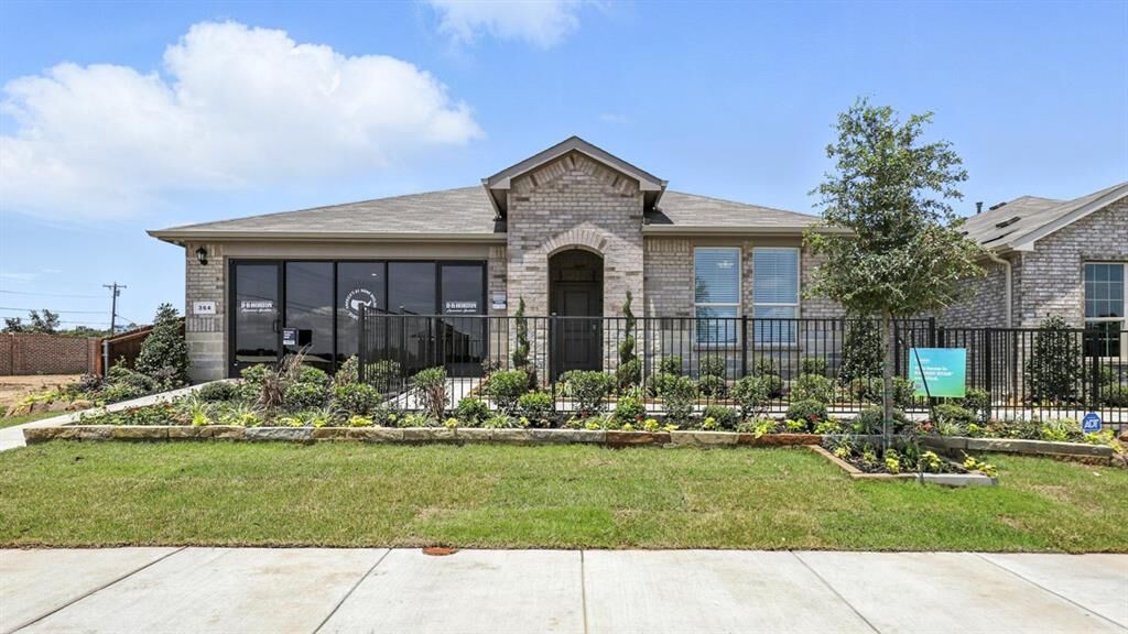 Property Photo:  364 Wayland Street  TX 76059 