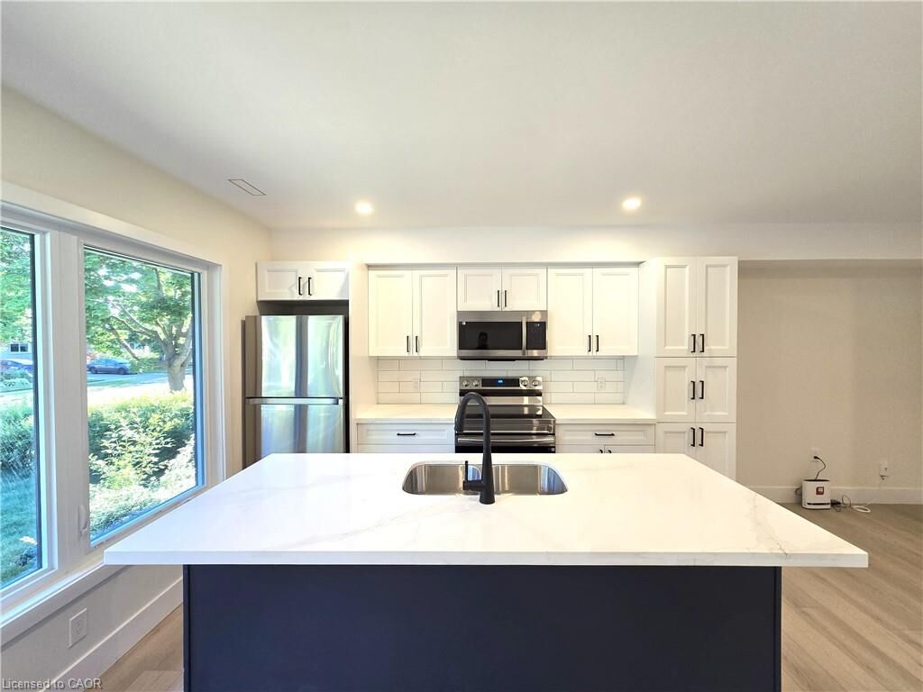 Property Photo:  404 Forest Hill Drive 4  ON N2M 4H4 