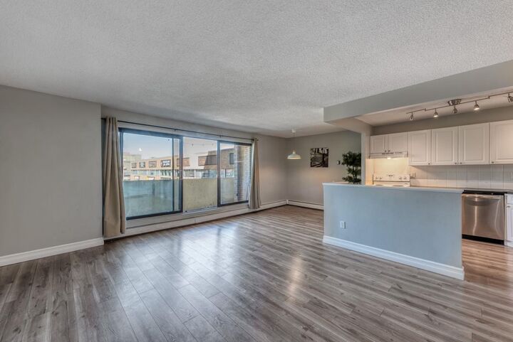 Property Photo:  1330 15 Avenue SW 207  AB T3C 3N7 