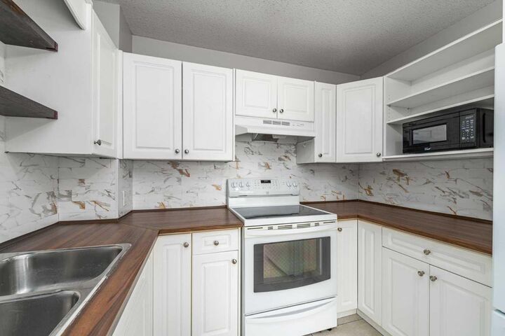 Property Photo: 12 Silver Creek Boulevard NW 1 AB T4B 2R2