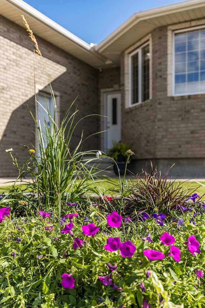 Property Photo:  213 Sunrise Circle SW  AB T1B 4N9 