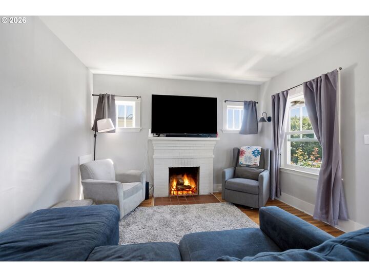 Property Photo:  422 NE 57th Ave  OR 97213 