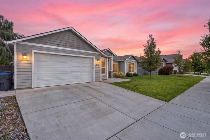 Property Photo:  886  Boulder Street  WA 99362 