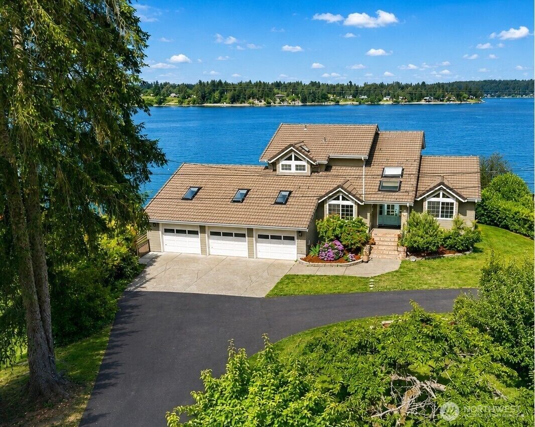 Property Photo: 8827 Buttonwood Lane NE WA 98516