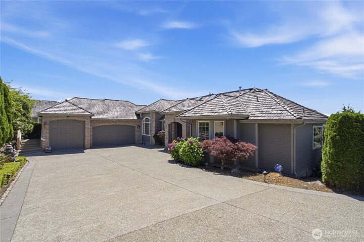 Property Photo: 15423 SE 58th Street WA 98006