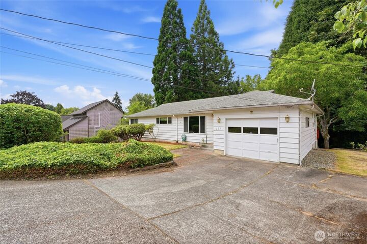 Property Photo: 205 N 21st Avenue WA 98626