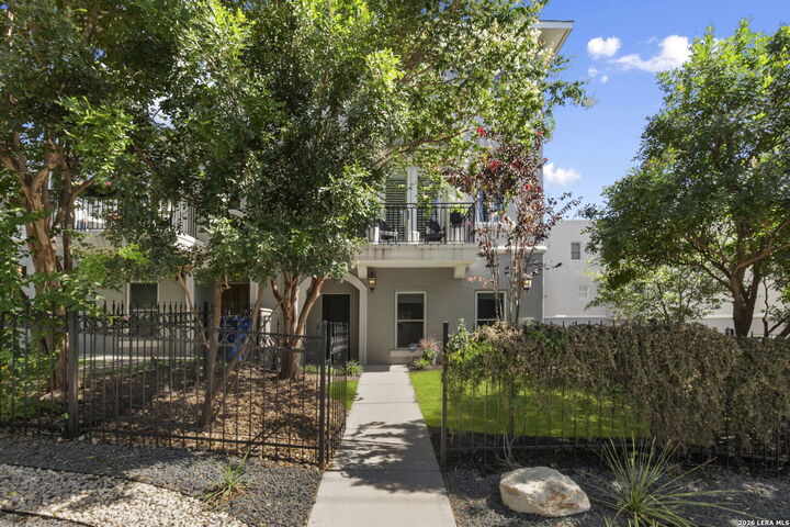 Property Photo:  215 E Mulberry 215-2  TX 78212 