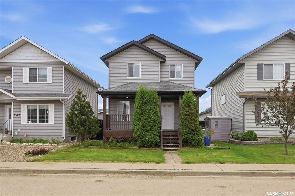 Property Photo: 422 Blakeney Crescent SK S7L 7N5