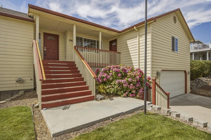 Property Photo:  2801 W 46th Ave  WA 99337 