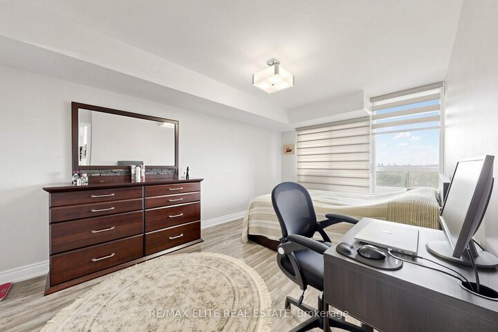 Property Photo: 9 Northern Heights Drive 1205 ON L4B 4M5
