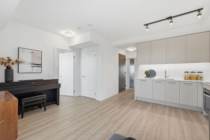 Property Photo:  286 Main Street 1702  ON M4C 4X4 