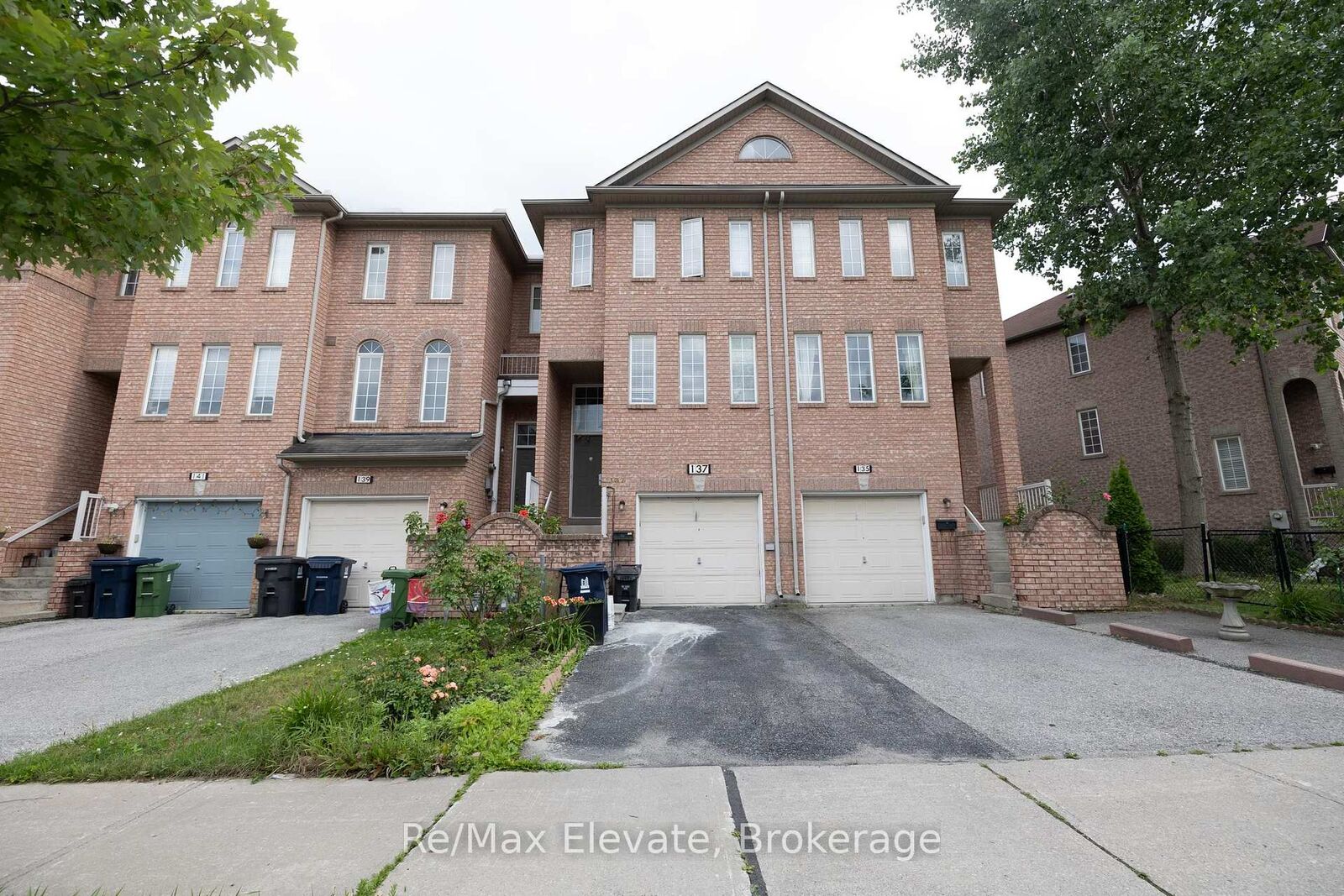 Property Photo: 137 Conn Smythe Drive ON M1J 3P6