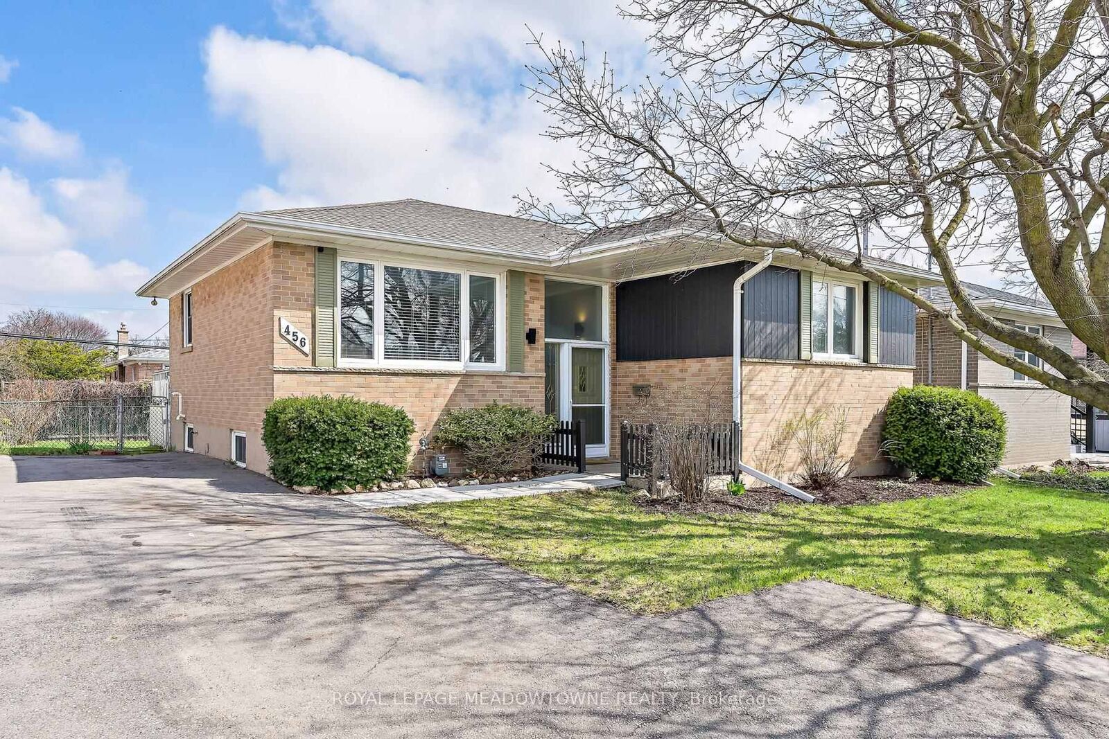 Property Photo: 456 Delrex Boulevard ON L7G 4J2