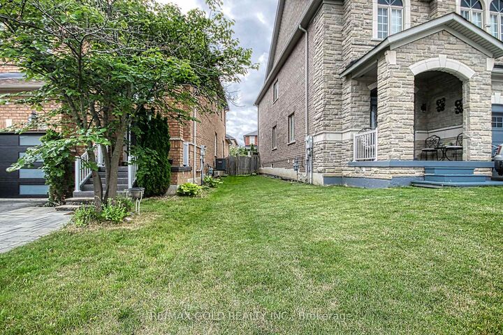 Property Photo: 3428 Erin Centre Boulevard ON L5M 8C2