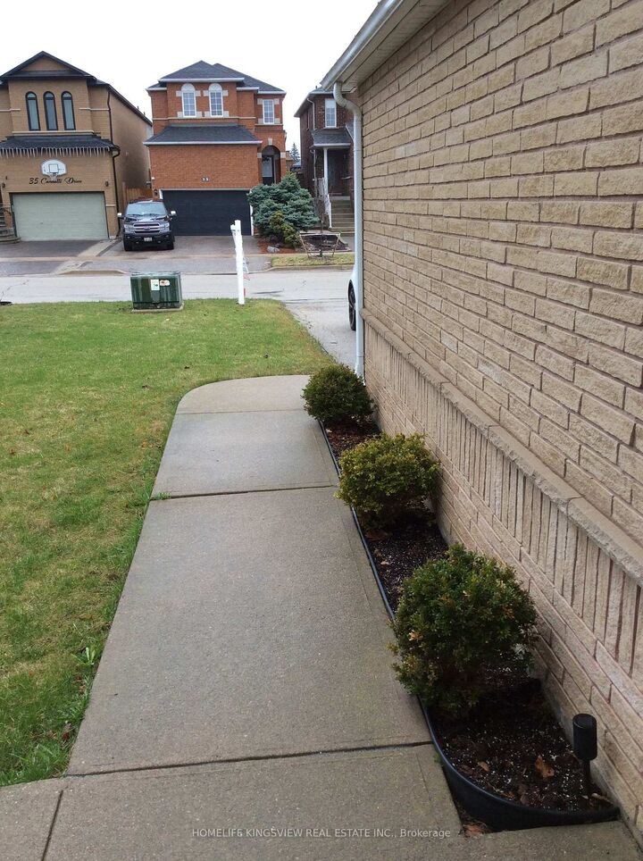 Property Photo: 30 Condotti Drive ON L4H 2C8