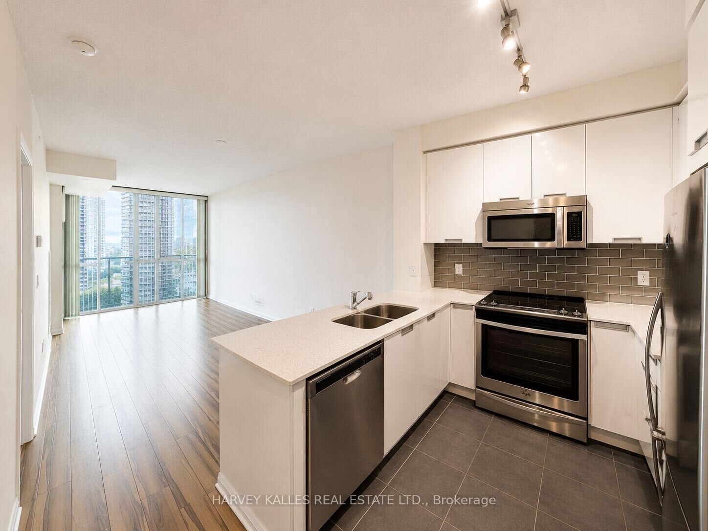 Property Photo:  75 Eglinton Avenue W 1903  ON L5R 1B2 