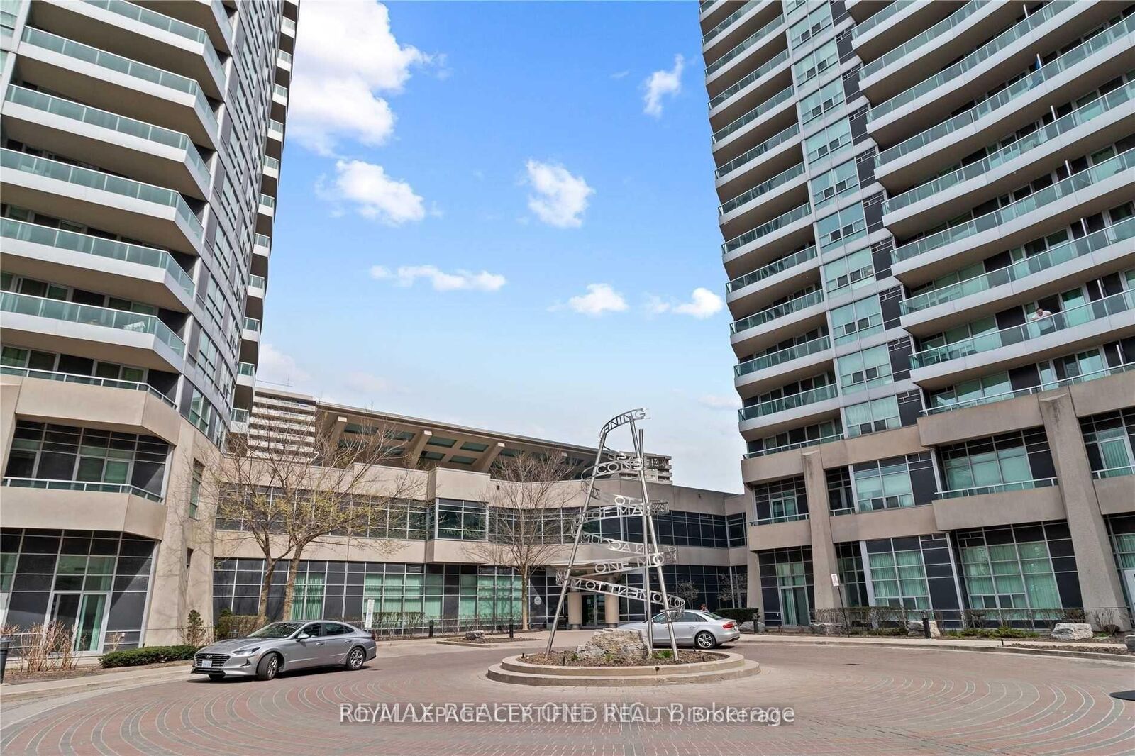Property Photo: 33 Elm Drive W Tp2709 ON L5B 4M2