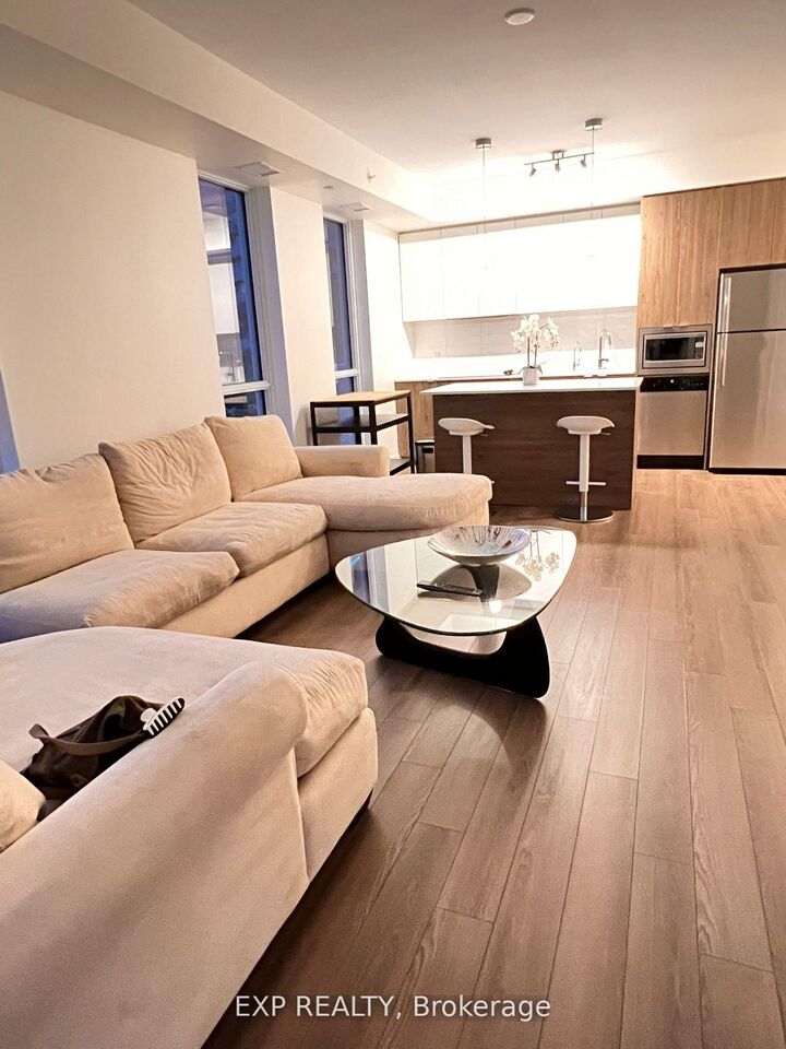 Property Photo: 8 Ann Street 306 ON L5G 3E6