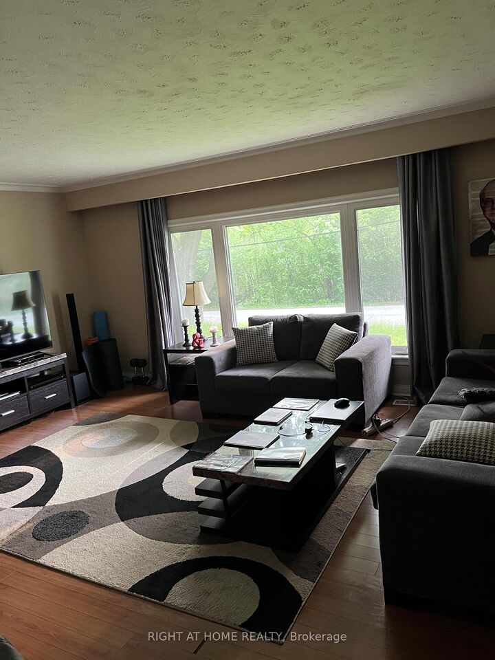 Property Photo: 4 Wendy Way ON L4E 2V6