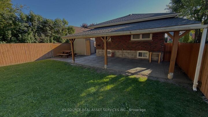 Property Photo:  17 Hubert Avenue Main Fl  ON M1K 1Z7 