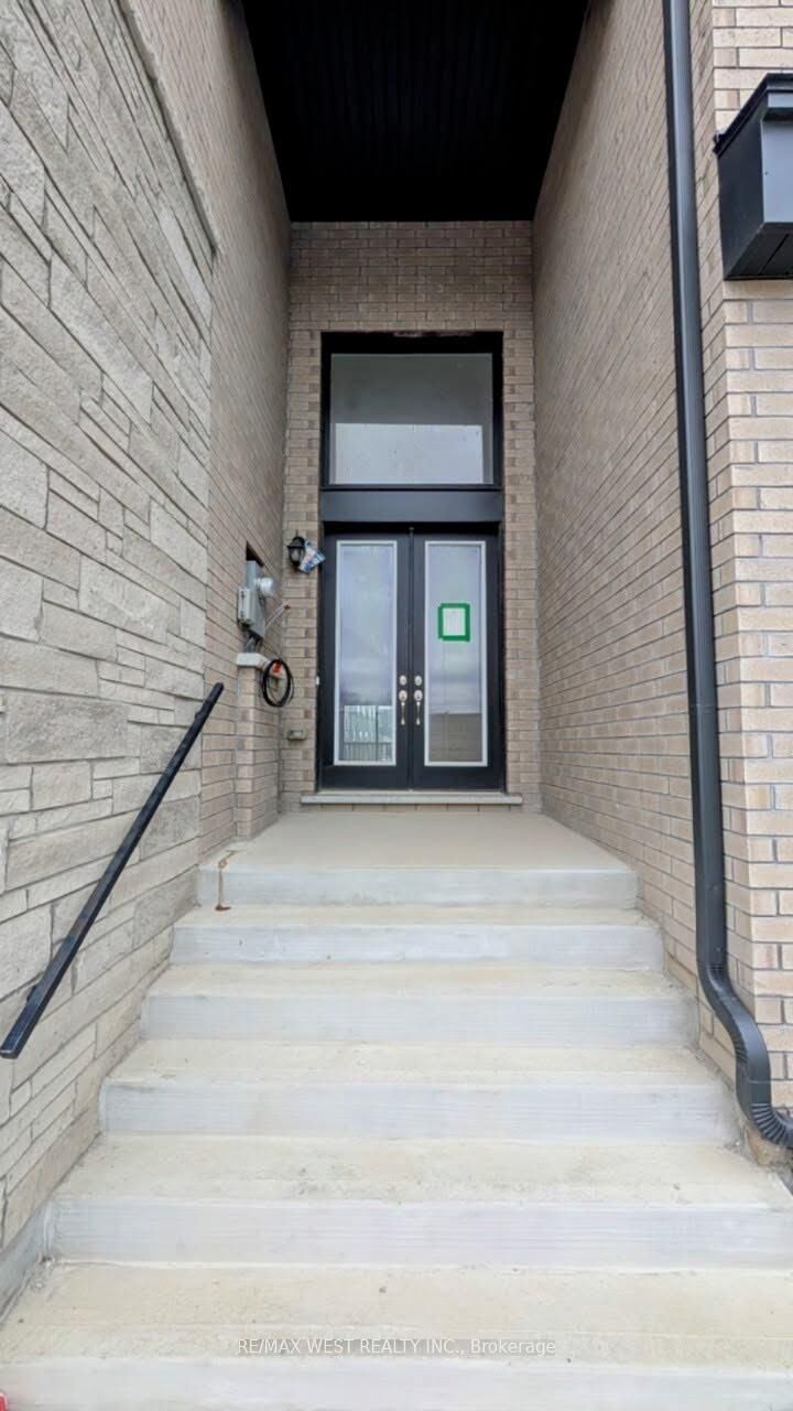 Property Photo:  106 Wascana Road  ON L4L 1A7 