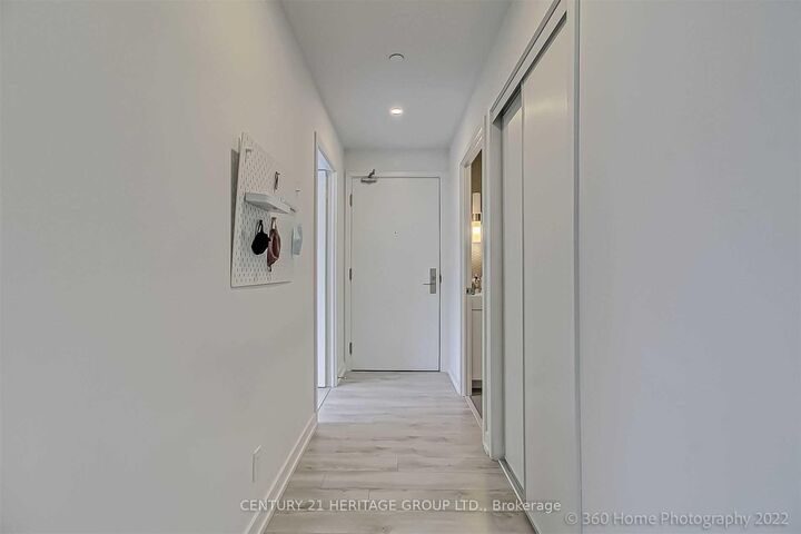 Property Photo:  33 Helendale Avenue 1011  ON M4R 0A4 