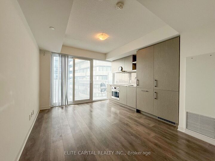 Property Photo: 88 Harbour Street 3711 ON M5J 1B7