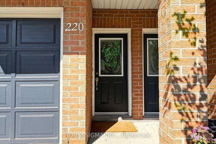 Property Photo:  83 Mondeo Drive 220  ON M1P 5B6 