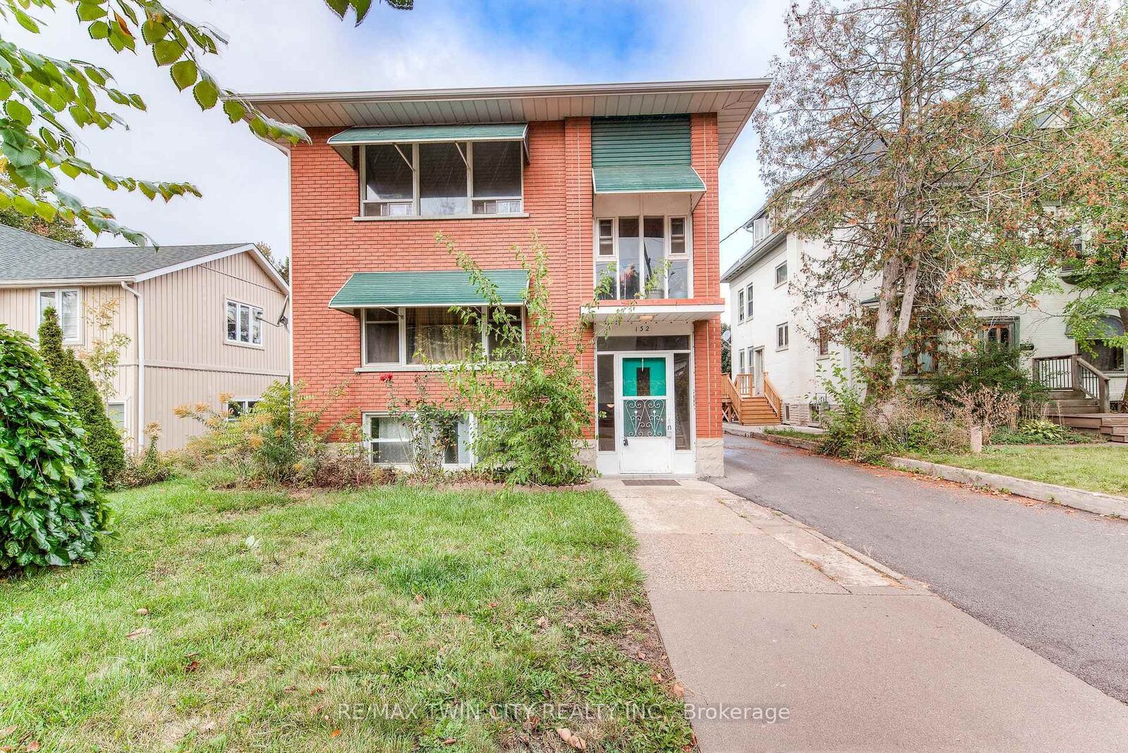 Property Photo:  132 Allen Street E 1  ON N2J 1J4 