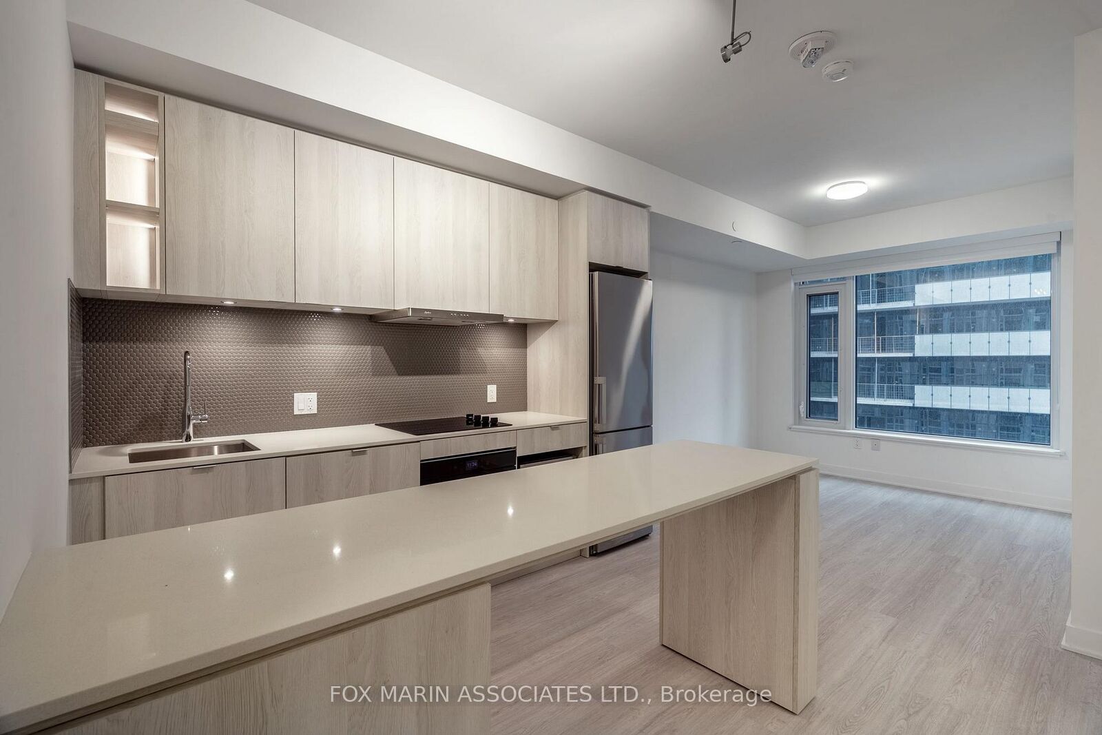 Property Photo: 11 Yorkville Avenue 802 ON M4W 1L2