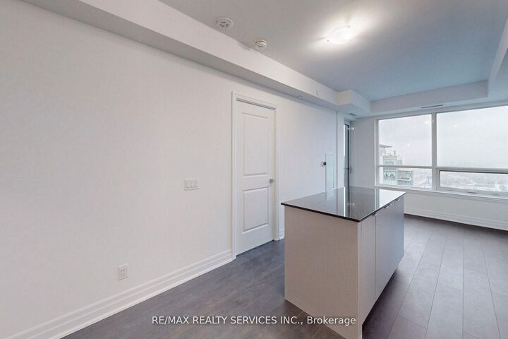 Property Photo:  36 Elm Drive W 3406  ON L5B 0N3 