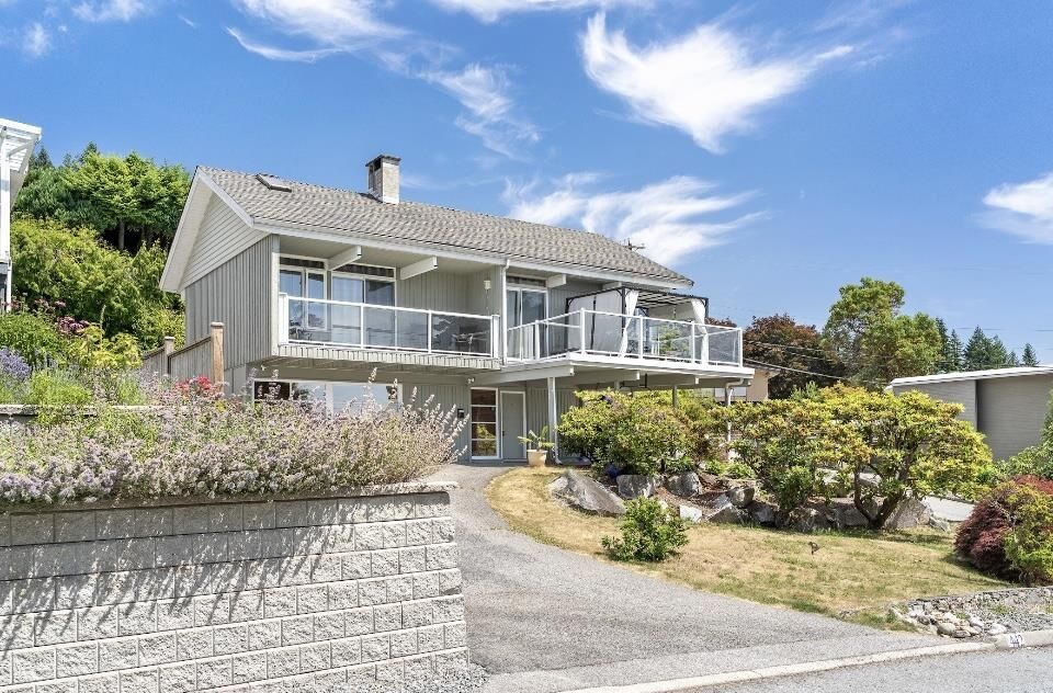 Property Photo: 442 Monteray Avenue BC V7N 3G2