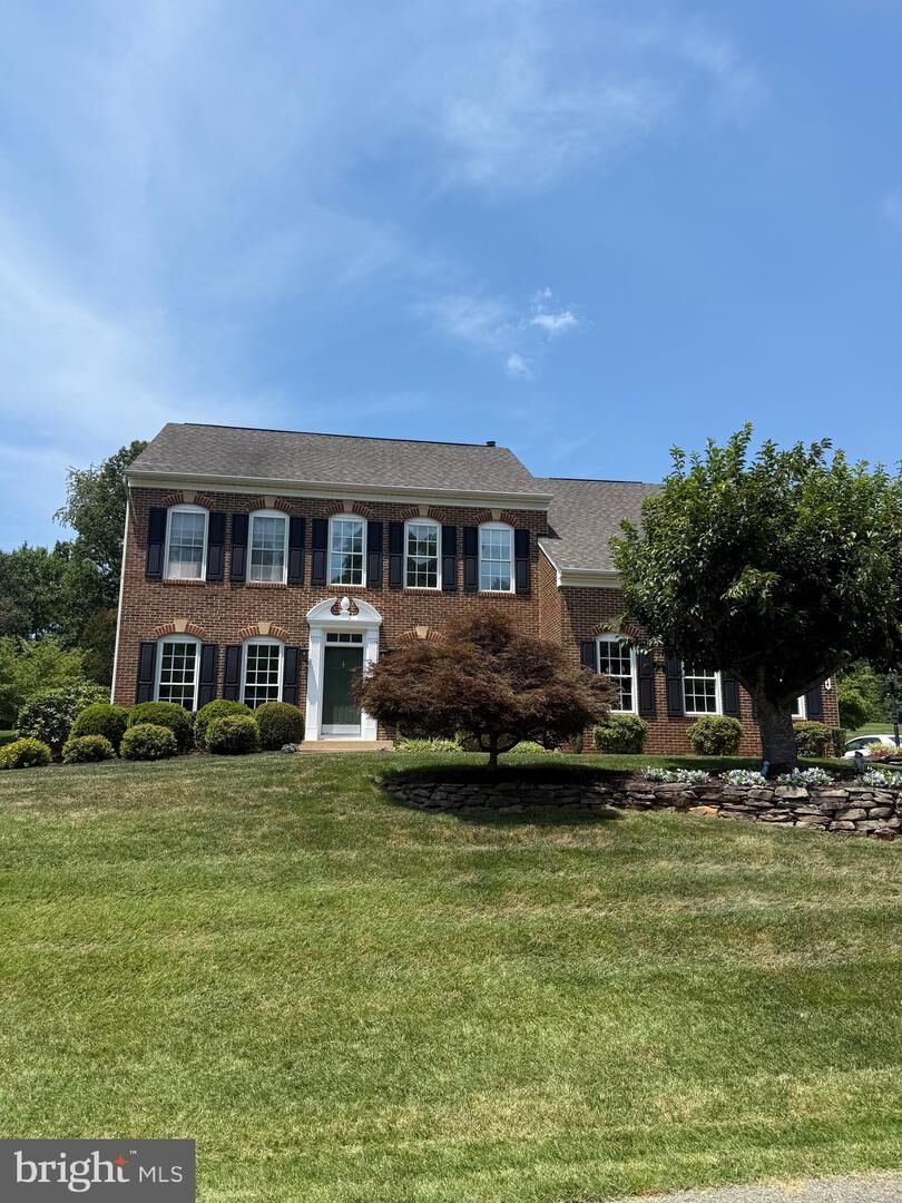 Property Photo: 7114 New Kensington Court VA 20187