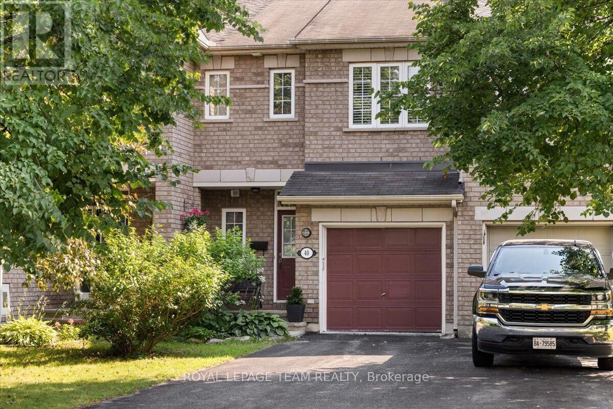 Property Photo: 40 Saddlesmith Circle ON K2M 2Y9