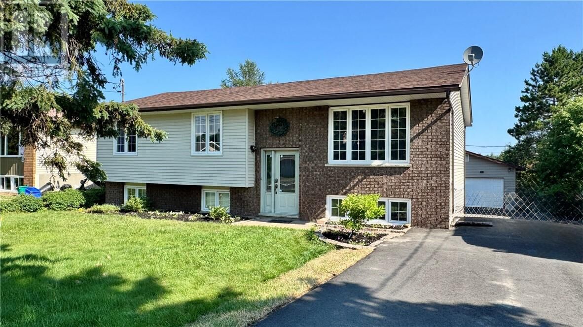 Property Photo:  118 Hillcrest Drive  ON P3Y 1A3 