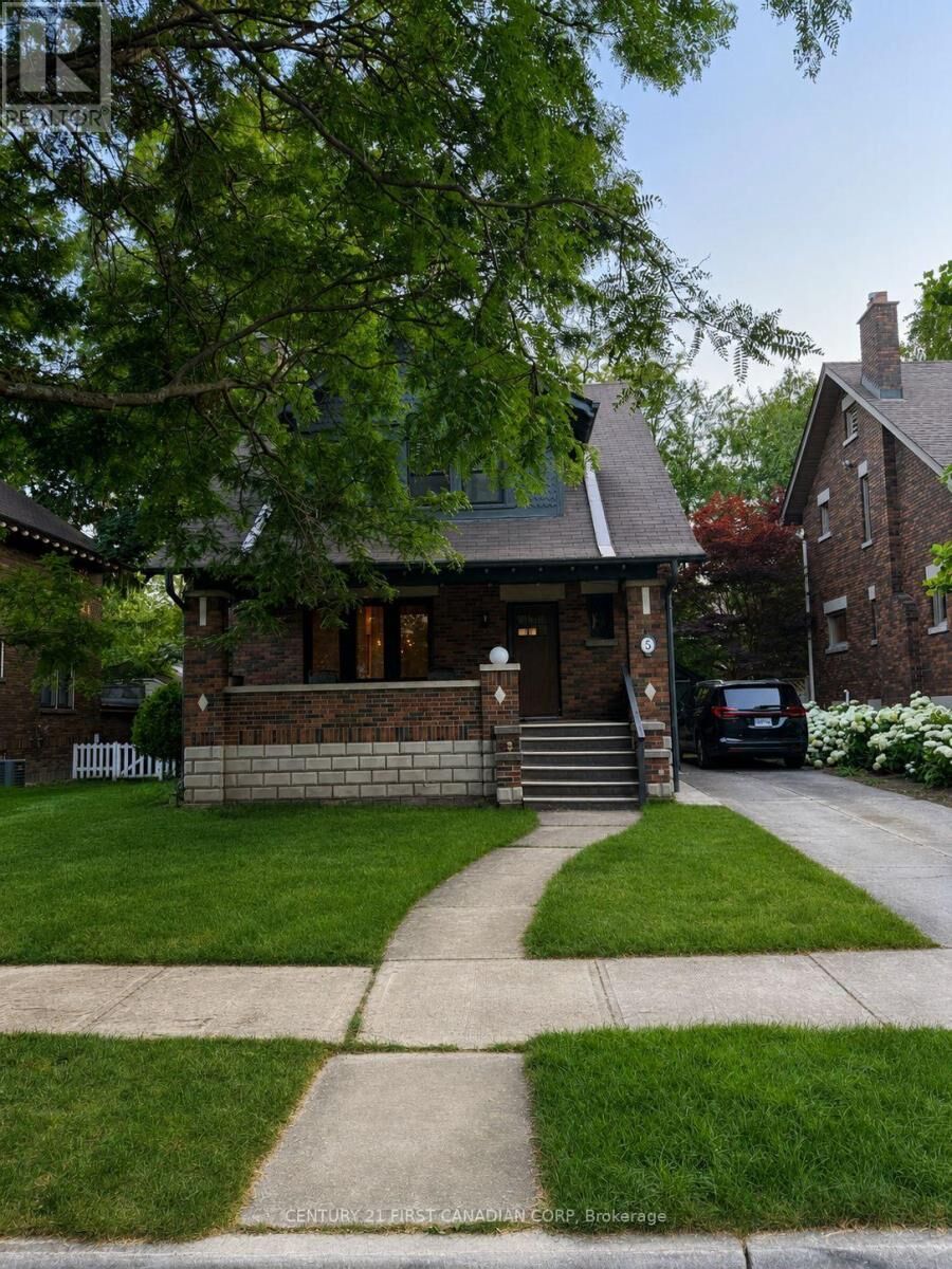 Property Photo: 5 Clenray Place ON N6A 3Y9
