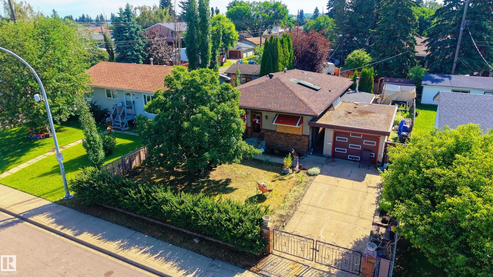 Property Photo:  10407 45 Street NW  AB T6A 1W8 