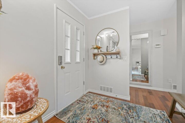 Property Photo:  5507 102A Avenue NW  AB T6A 0R3 