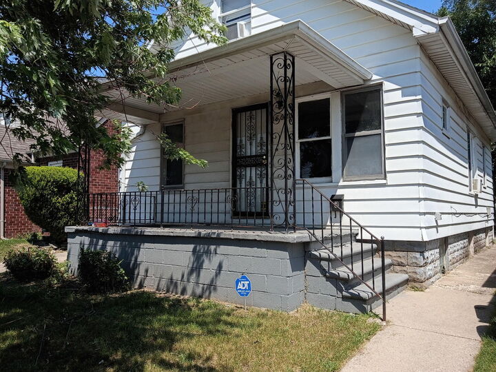 Property Photo:  18620 Charest Street  MI 48234 