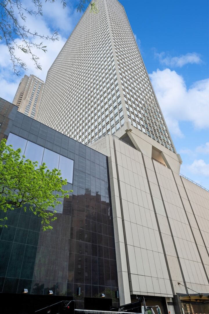 Property Photo:  111 E Chestnut Street 56ab  IL 60611 