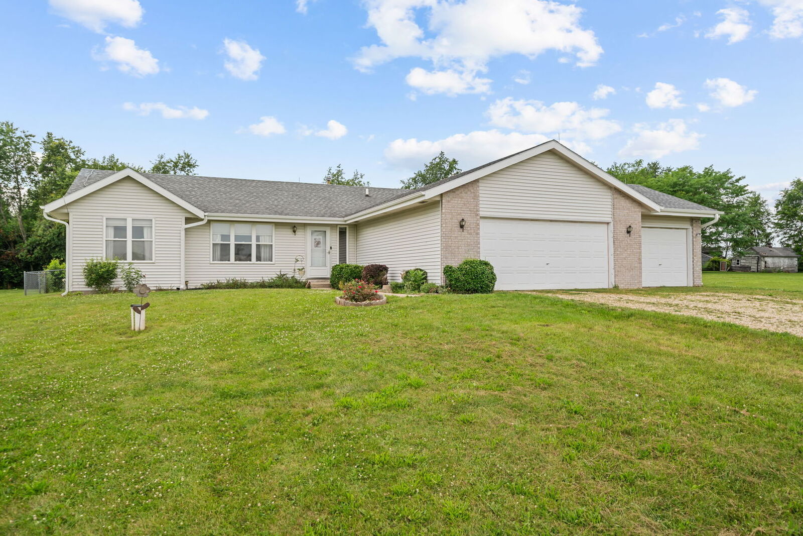 Property Photo: 8974 N Pecatonica Road IL 61063