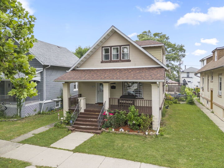 Property Photo:  